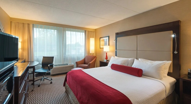 Четырёхместный номер Premium Crowne Plaza Boston - Woburn by IHG
