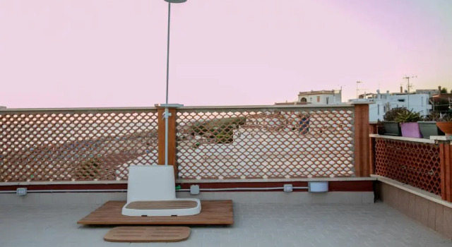 Nuovo Appartamento sulla spiaggia con larga terrazza di 70 mq e posto auto privato, Boek Appartement Hotels in Lazio met parkeren, Parkeren