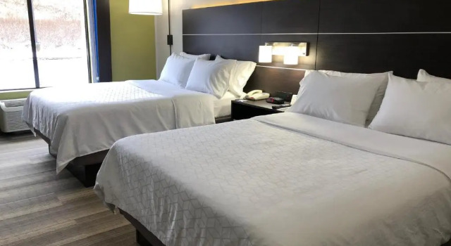 Четырёхместный номер Standard Holiday Inn Express Hotel & Suites Newton Sparta by IHG