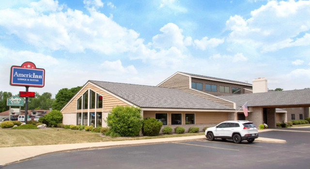 Кровать в общем номере AmericInn by Wyndham Green Bay West