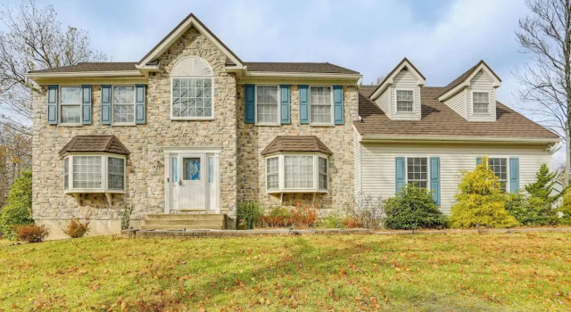 Коттедж Hike, Ski & Game: Spacious Poconos Home w/ Yard