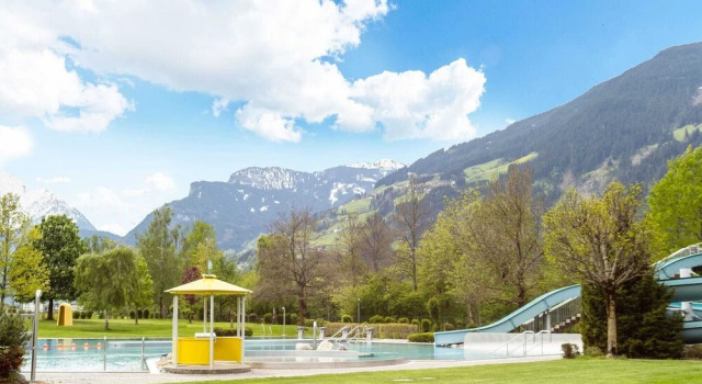 Cozy Apartment in Tyrol With Balcony, Rezerwuj Apartament Hotele w Tyrol z parkingiem, Parking