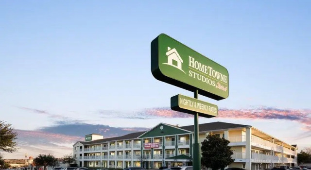 Студия HomeTowne Studios by Red Roof Dallas - Irving