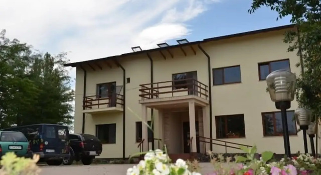 Kolpinghaus, Rezerwuj Pensjonat Hotele w Carpathians - Romania z parkingiem, Parking