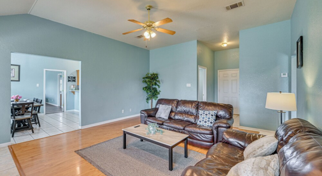 8 Mi to Fort Hood! Family Home w/ Patio & Yard, Book Feriehus Sommerhuse i Killeen, Hytte