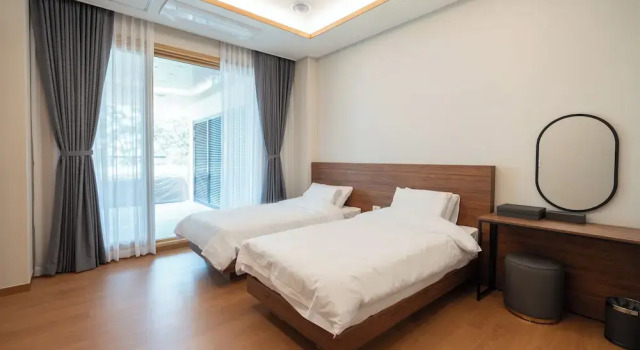 Номер Deluxe Dongho Beach Hotel