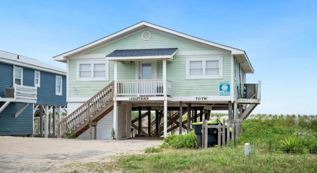 Absolute Beach by Oak Island Accommodations, Забронировать Отель Остров Оук Северная Каролина