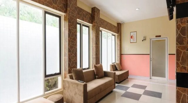 RedDoorz near The Jungle Waterpark Bogor, Book Hotel Cheap Hotels in Bogor