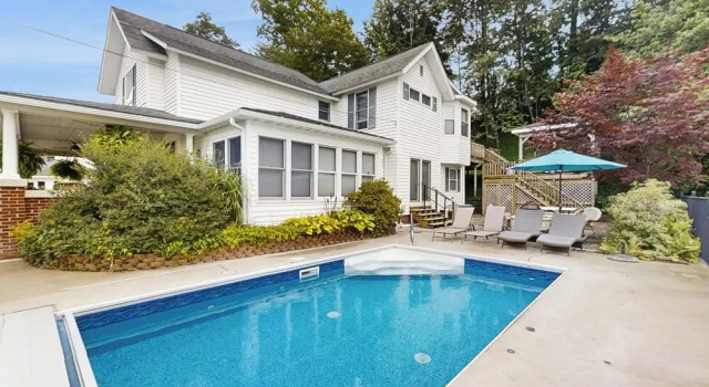 Коттедж 5BR Lake-view Home w/ Pool & Seasonal Hot Tub
