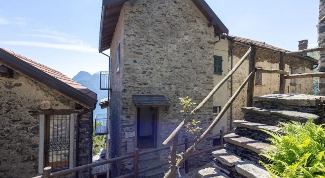 Коттедж с балконом Cozy Hideaway Above Lake Como