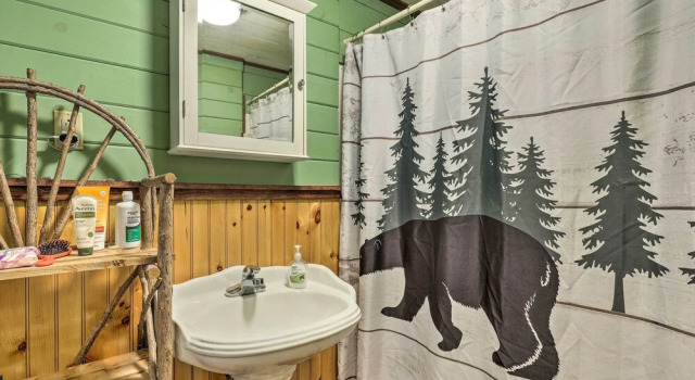 Коттедж Black Bear Lodge: A Rural White Mtns Retreat