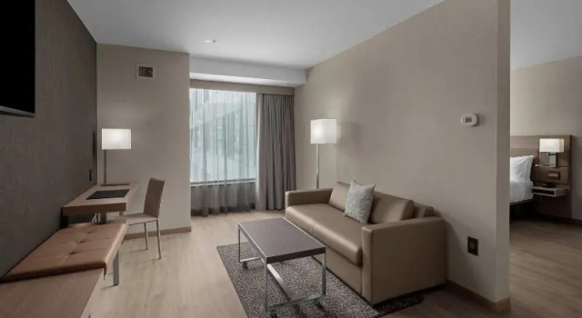 Двухместный люкс c 1 комнатой AC Hotel by Marriott Lansing University Area