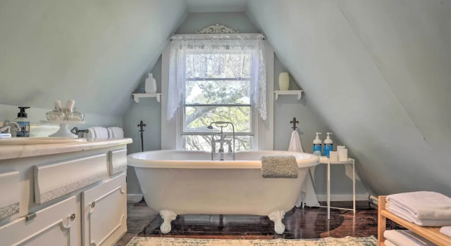 Коттедж Coastal, Walkable Home in Historic Southport!