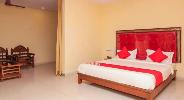 OYO 7343 Al Shareef Palace, Rezerwuj Hotel Surūrnagar 