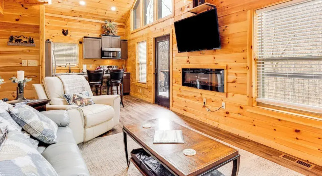 8 Mi to Dollywood: Cabin w/ Hot Tub & Decks!