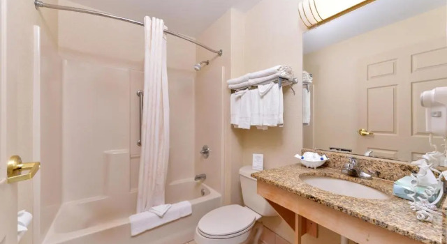 Люкс Tower Inn and Suites of Guilford / Madison