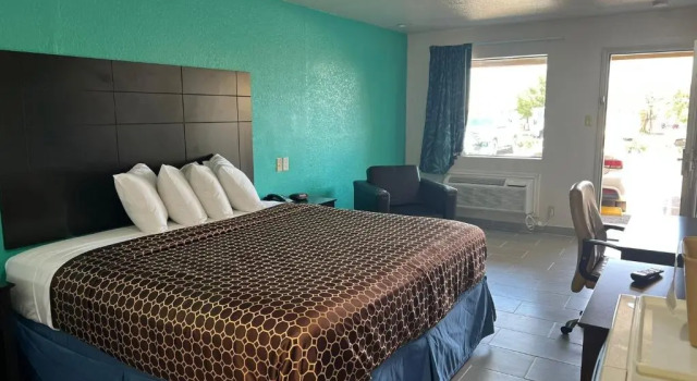 Двухместный люкс Deluxe Country Hill Inn and Suites