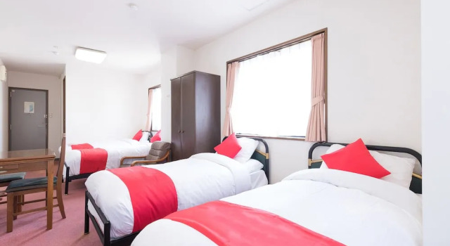 Четырёхместный номер Standard с балконом Hotel Toka
