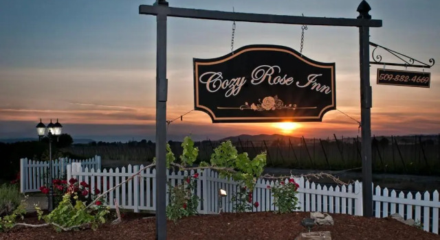 Люкс Deluxe Cozy Rose Inn