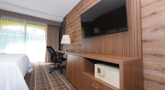 Четырёхместный номер Standard с балконом и с видом на сад Holiday Inn Queretaro Centro Historico by IHG