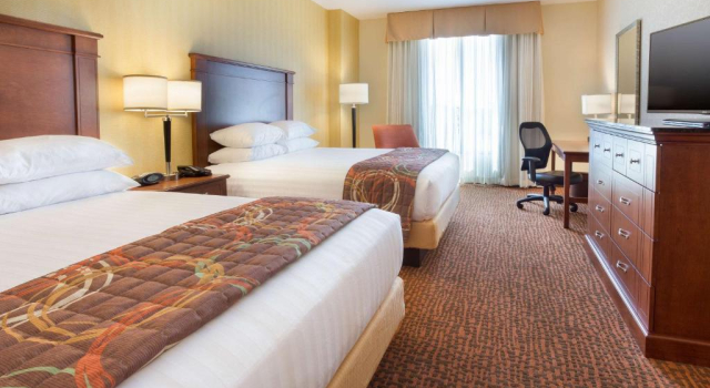 Четырёхместный номер Superior Drury Plaza Hotel Mt Vernon