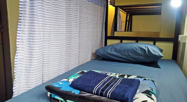 Кровать в общем номере Pailin Guest House