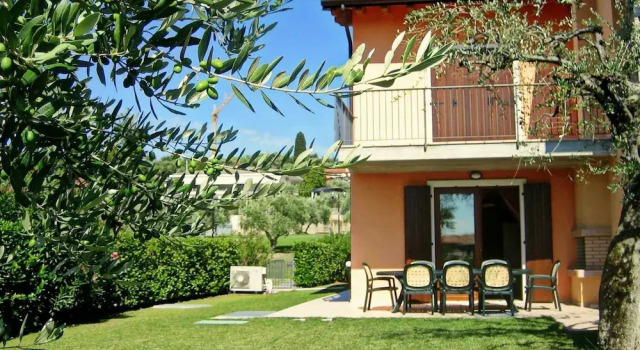 Коттедж с балконом Great and Colourful Apartment Near Bardolino