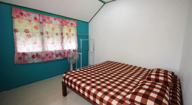 Кровать в общем номере Chatfah Resort