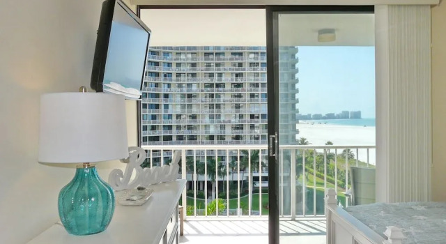 Inviting Condo on Beach With Pool and Tennis Courts, Забронировать Апартаменты/квартира Отели в центре Марко-Айленд, в центре, Парковка