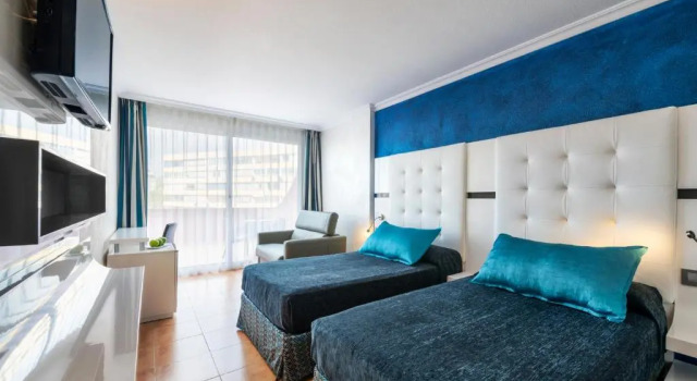 Трёхместный номер Deluxe with Terrace and Access to the Spa Salles Hotels Marina Portals
