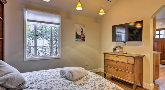 Коттедж Updated Menlo Park English Tudor Garden Cottage!