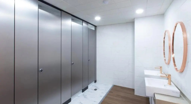 Кровать в общем номере Brosis Hotel