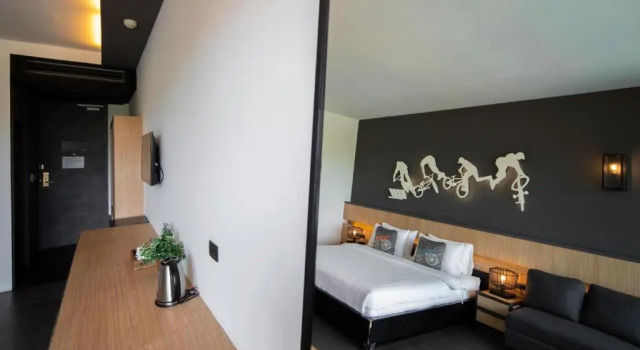 Двухместный номер Standard с видом на бассейн The VELOS Hotel and Pumptrack