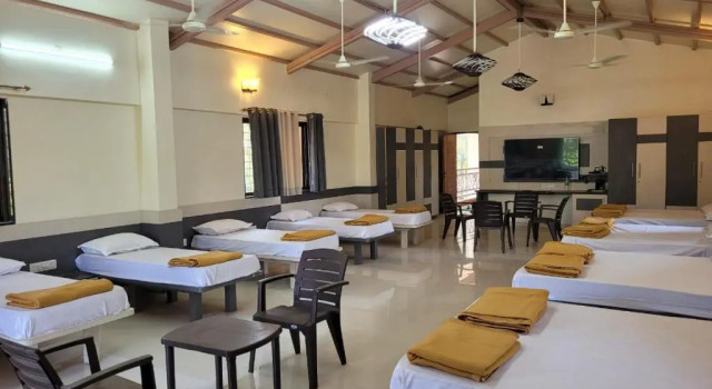 Кровать в общем номере Cocorico Beach Resort
