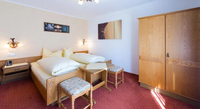 Haus Enzian, Rezerwuj Hotel Hotele w Tyrol z parkingiem, Parking