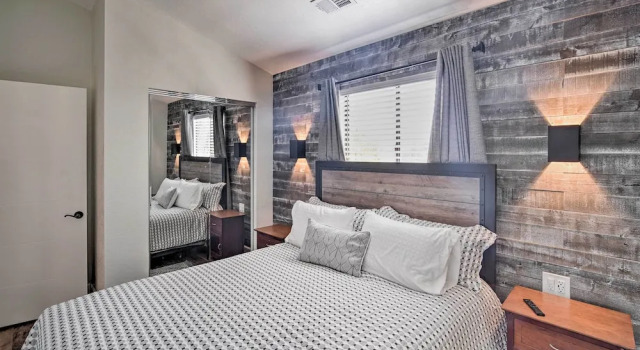 Crestline Cabin w/ Deck: 1 Mi to Lake Gregory, Reservar Hotel Crestline San Bernardino Mountains