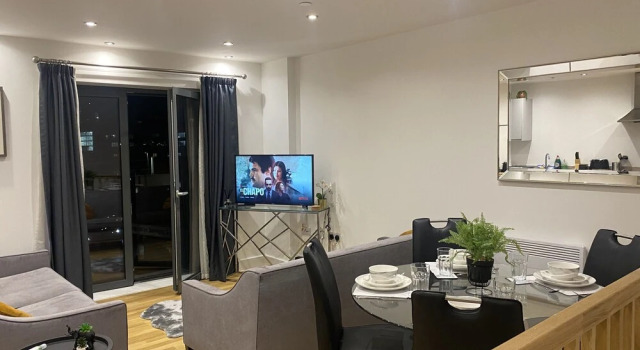 Апартаменты Modern 2 Bed Apartment with Juliet Balcony - DHB STAYS