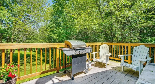 Коттедж с 5 комнатами с балконом Chic Dover Home w/ Hot Tub: 1 Mi to Golf!