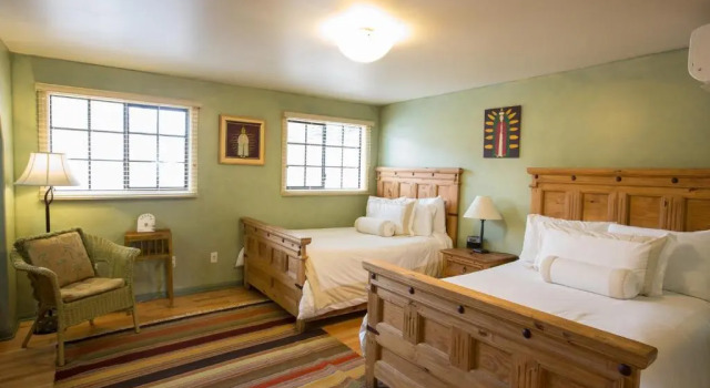 Двухместный люкс Blue Iguana Inn