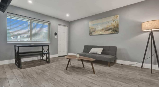 Номер Comfort 906 North Riverside Dr