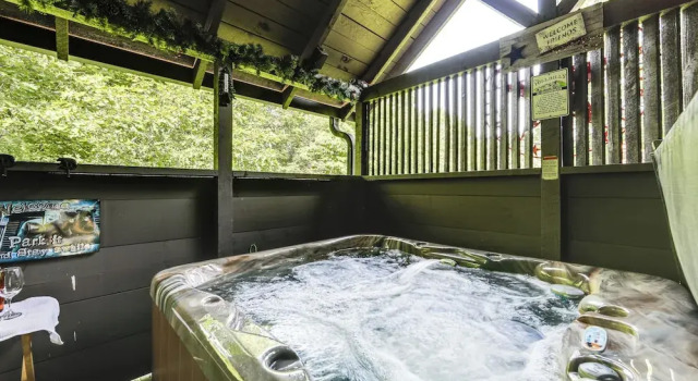 Коттедж Return to Eden Cabin w/ Hot Tub: 4 Mi to Dollywood