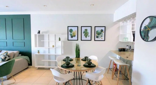 2 x King Beds - Next to Gateway - The Exquisite Emerald - 2 Bed 2 Bath 2 Park, Pool & Braai Area - 75