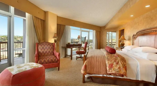 Номер Standard с балконом Embassy Suites by Hilton Albuquerque