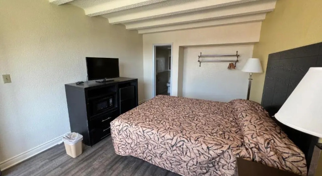 Номер Deluxe James River Inn & Suites