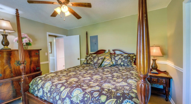 Charming New Bern Cottage w/ Grill & Fire Pit!
