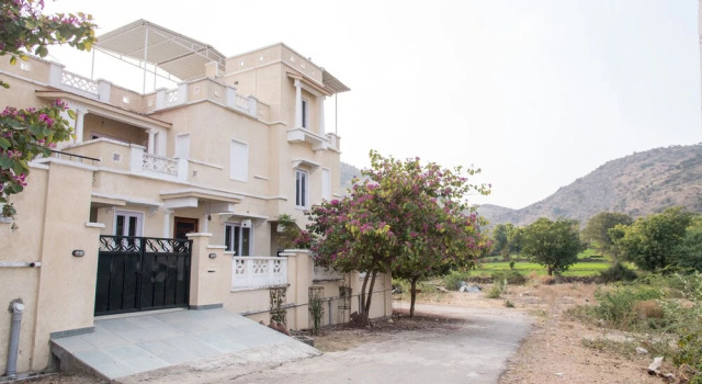 OYO 10949 Home Mount View 3BHK Villa Goverdhan Vilas, Забронировать Вилла Отели штата Раджастхана с парковкой, Парковка