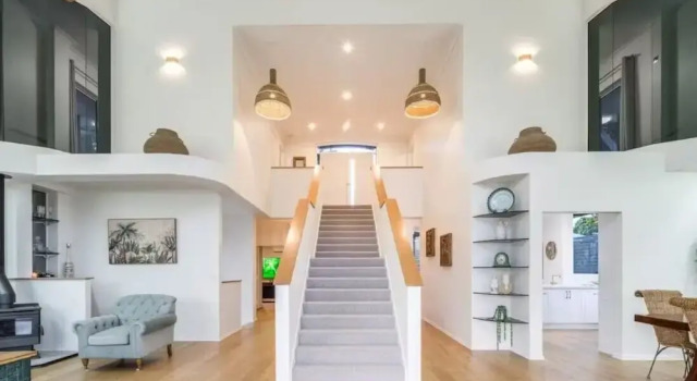 Коттедж 6 Bedroom Oasis in Burleigh Heads