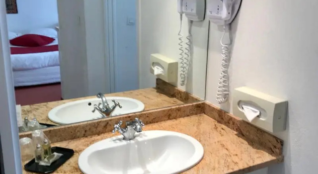 Двухместный номер Standard с балконом и с видом на сад Avignon Grand Hotel