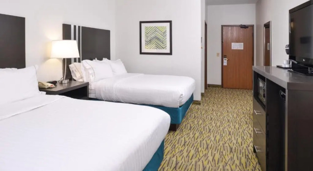 Четырёхместный номер Standard Holiday Inn Express Hotel & Suites Omaha West by IHG