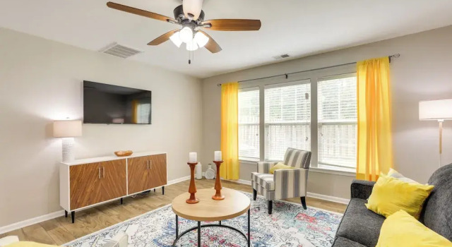 Charming North Charleston Townhome - Pets Welcome!, Забронировать Апартаменты/квартира Северный Чарльстон Чарльстон